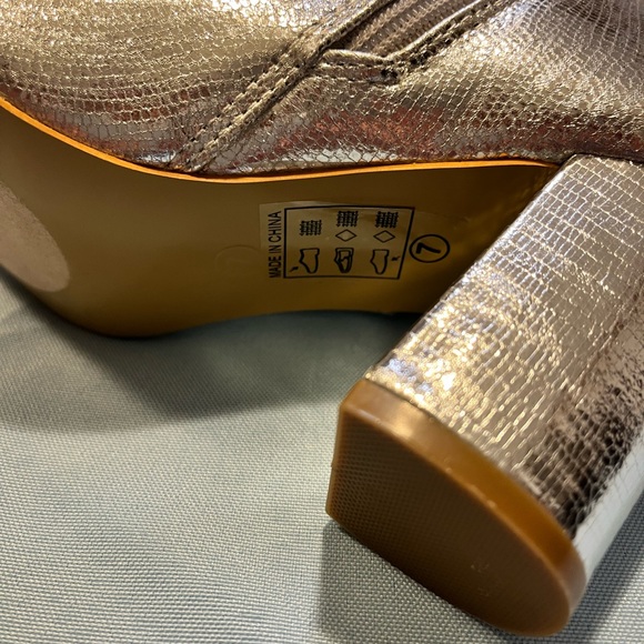 Camel Toes Silver Colored Boot in Size 7 - Picture 12 of 12